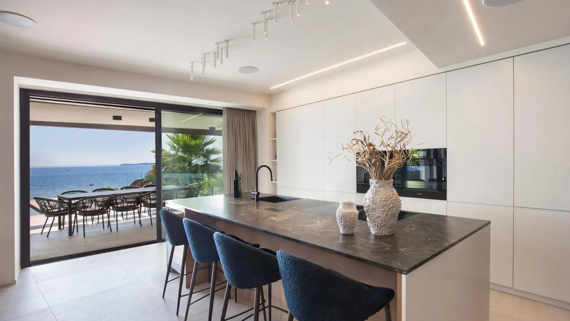Villa Grace With Pool On The Lake Manerba del Garda Italy